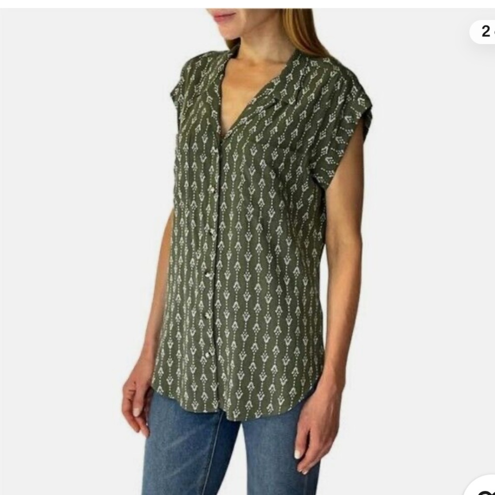Jachs Girlfriend Patterned button down short sleeve with cuff. Pleat in back